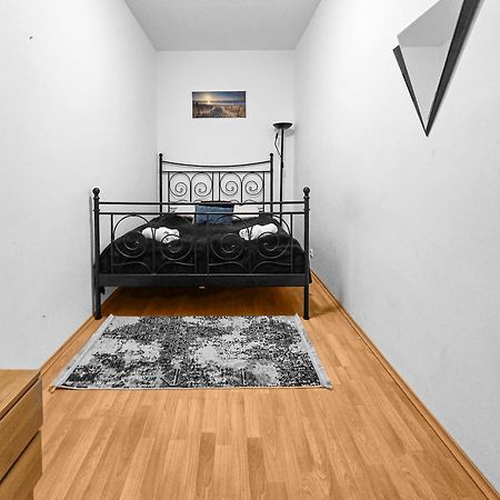 Modern Three-Bedroom, Triple King Beds Viena Exterior foto
