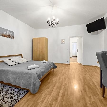 Modern Three-Bedroom, Triple King Beds Viena Exterior foto