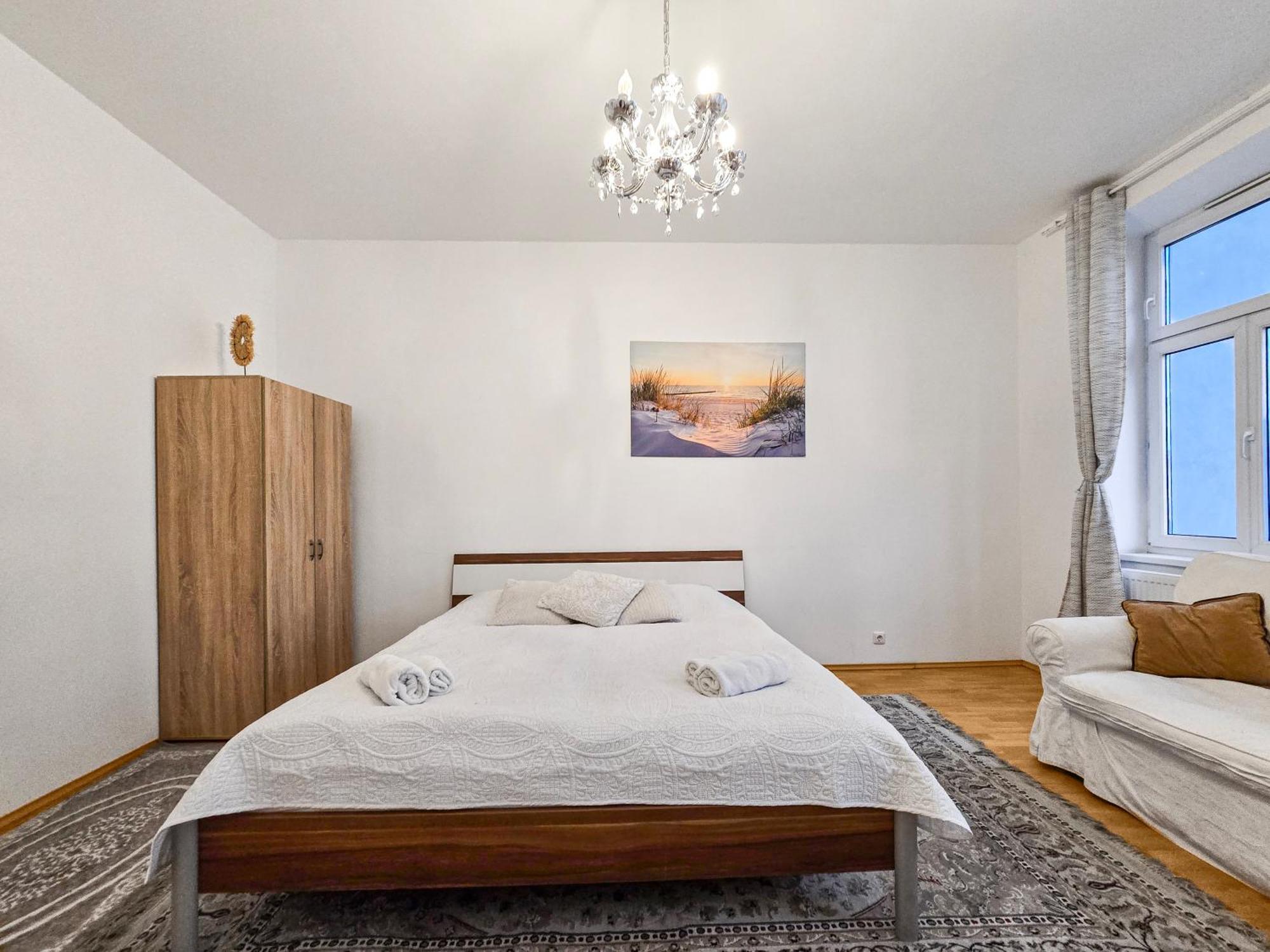 Modern Three-Bedroom, Triple King Beds Viena Exterior foto