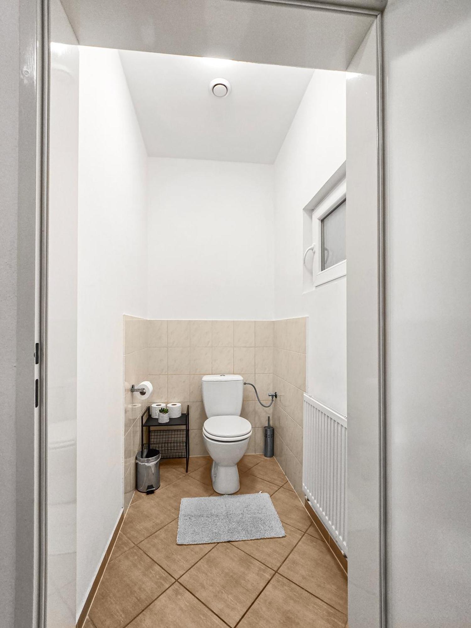 Modern Three-Bedroom, Triple King Beds Viena Exterior foto