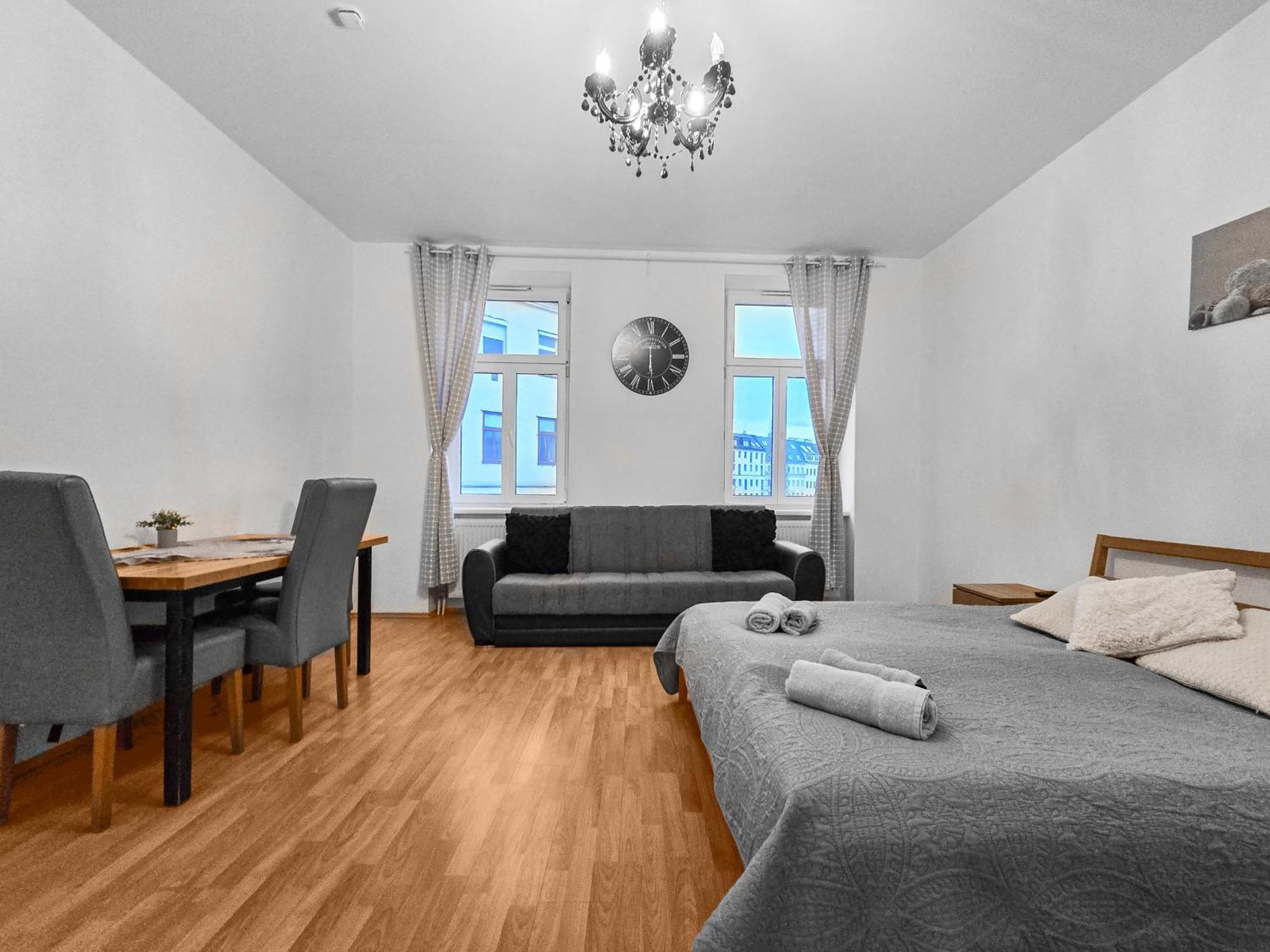 Modern Three-Bedroom, Triple King Beds Viena Exterior foto