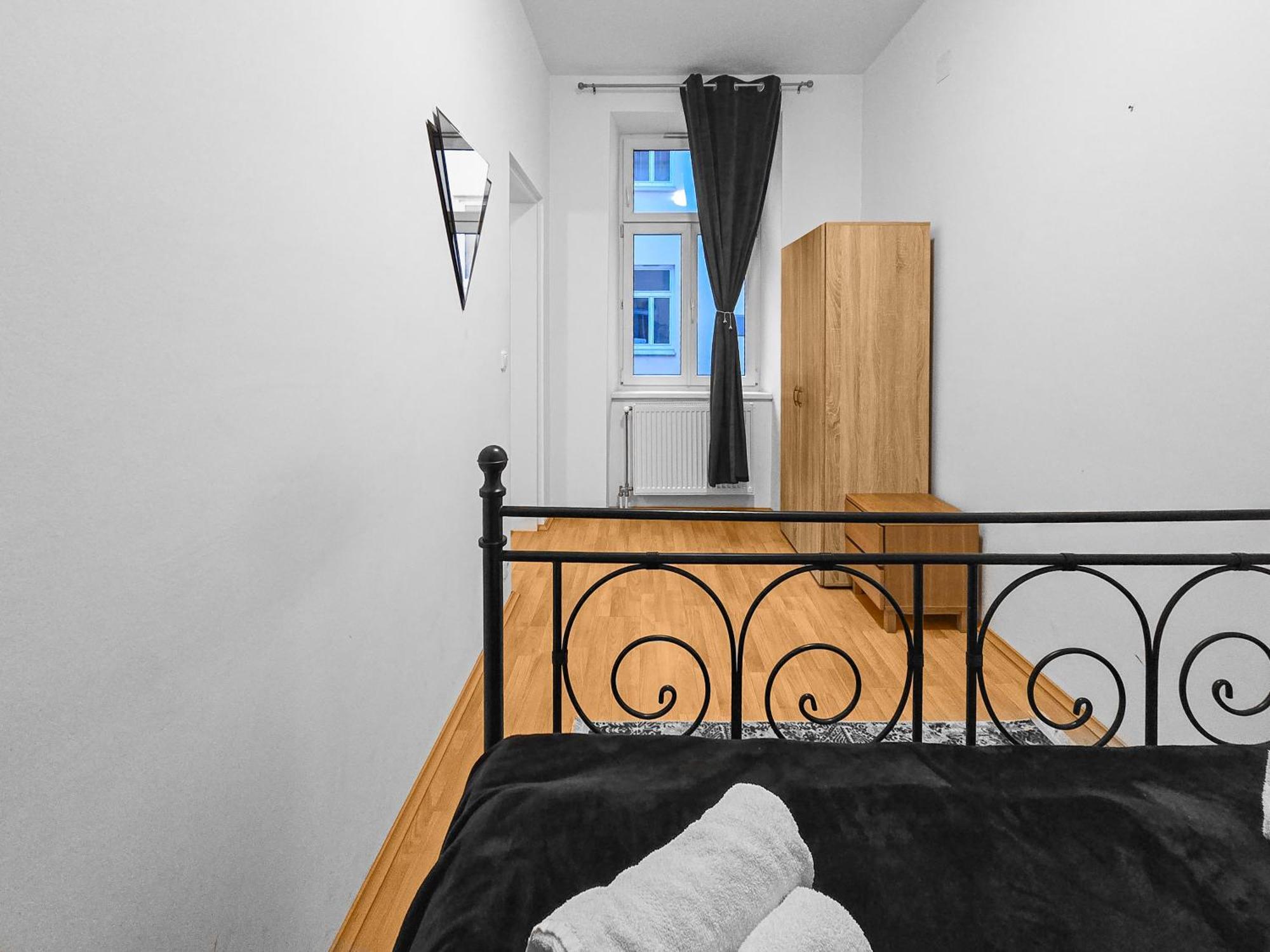 Modern Three-Bedroom, Triple King Beds Viena Exterior foto