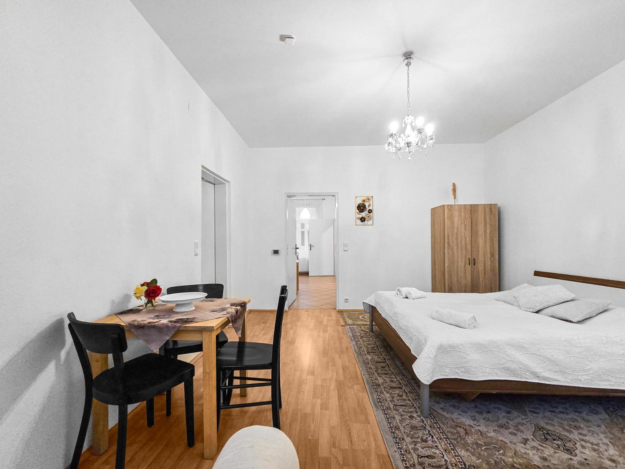 Modern Three-Bedroom, Triple King Beds Viena Exterior foto