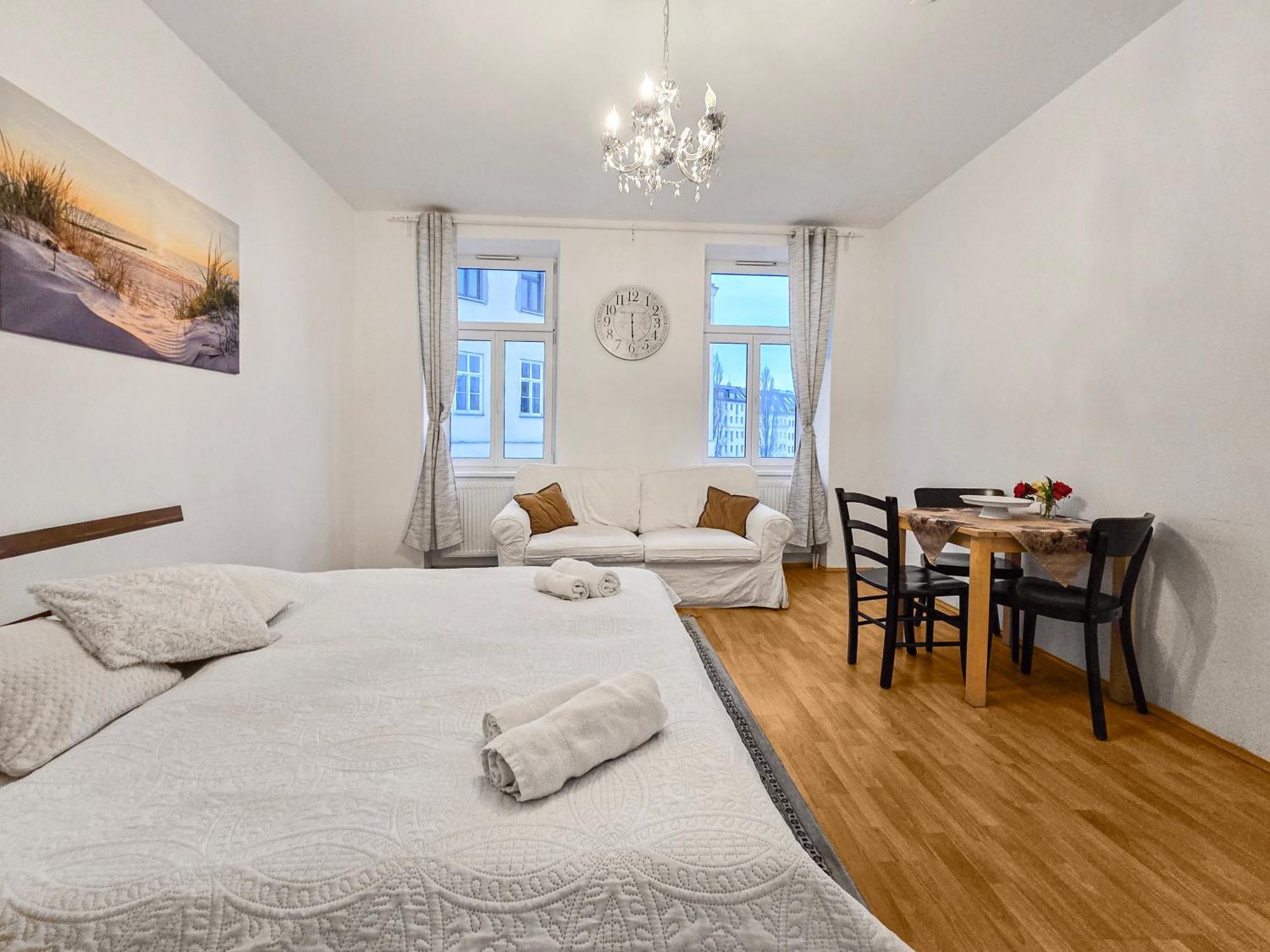 Modern Three-Bedroom, Triple King Beds Viena Exterior foto